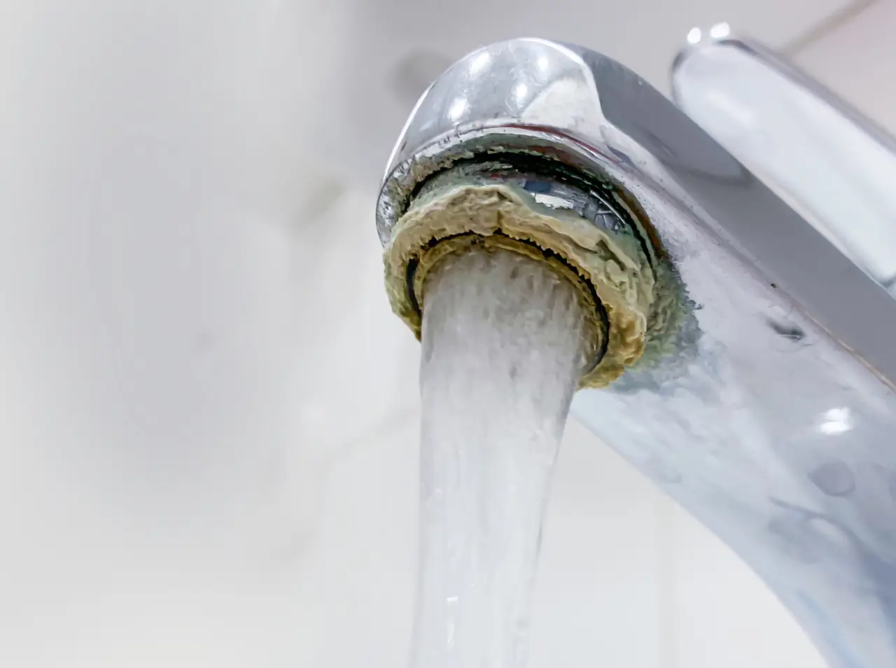 Come rimuovere calcare dal rubinetto? Il rimedio casalingo e veloce