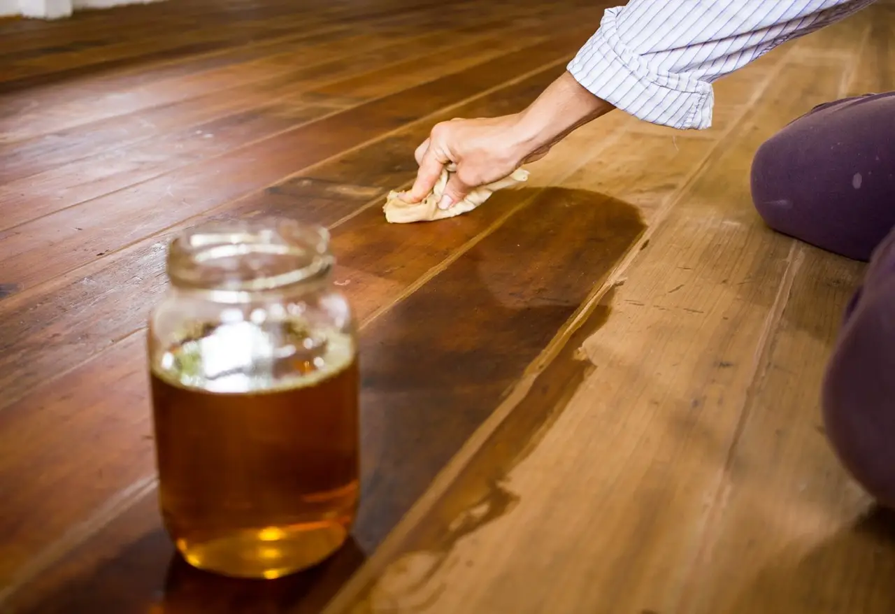 Non usare questo olio per trattare il legno: ecco quale scegliere per non rovinarlo