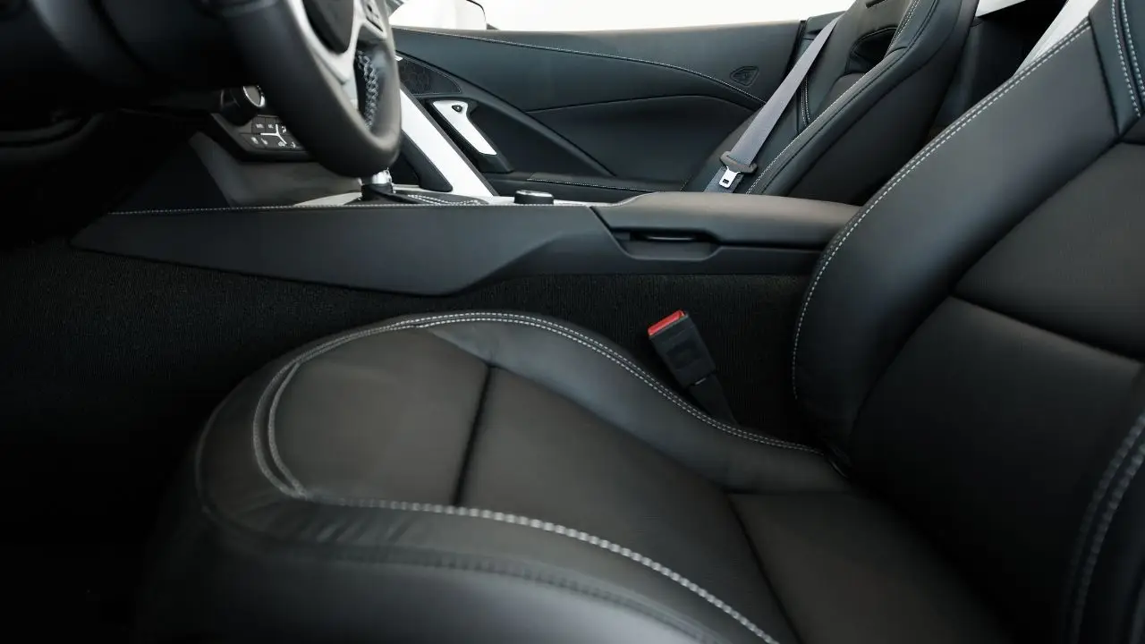 Coprisedile o copertura trasparente ingiallita e opaca? Ecco il trucco per pulirla subito