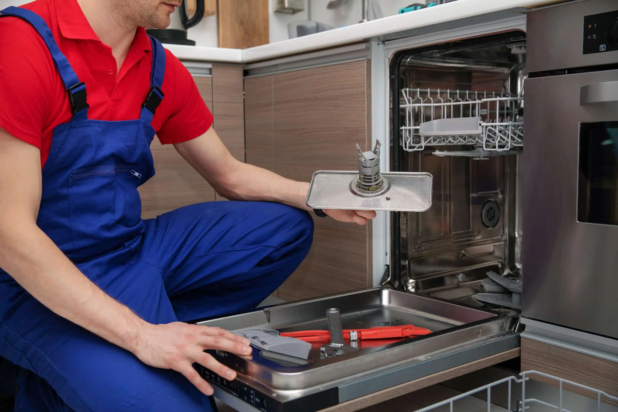 Ripara qualsiasi cosa in casa senza spendere un euro: ecco il trucco fai da te dei tecnici