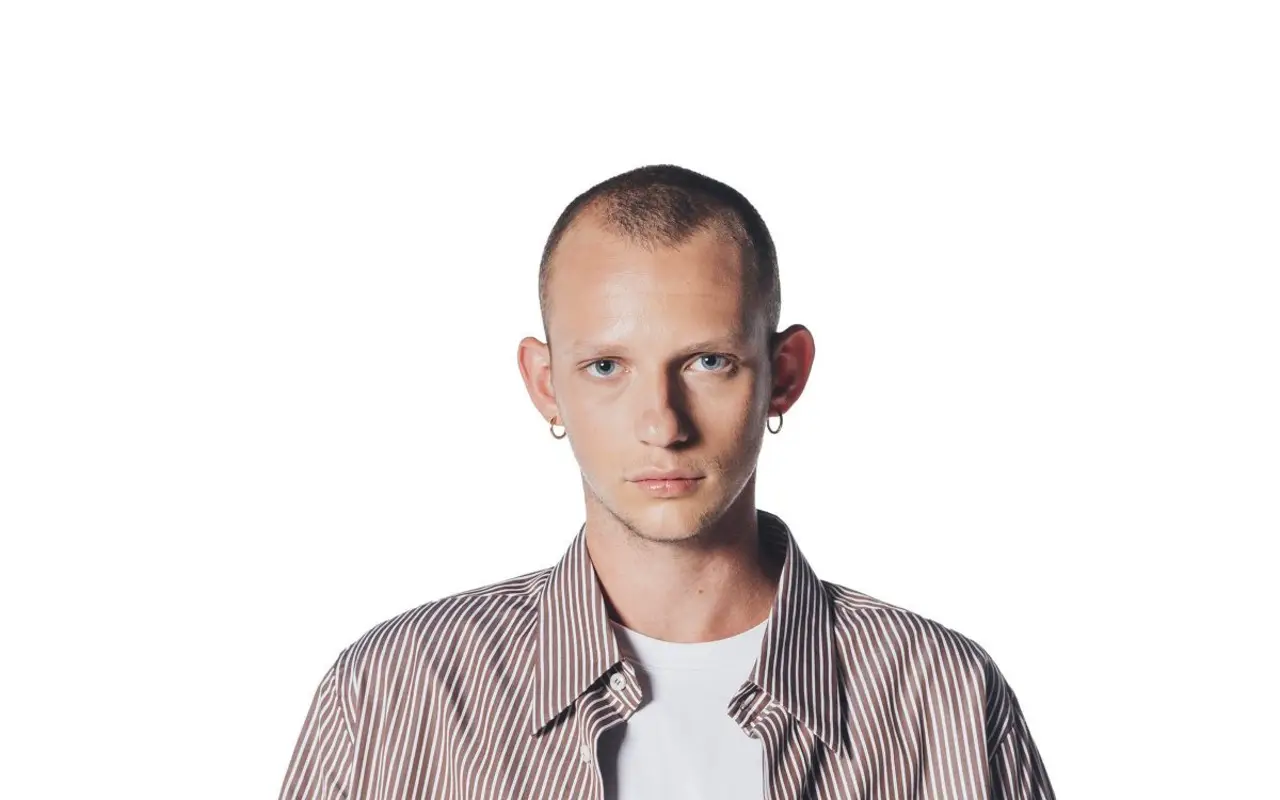 Hai i capelli corti e non sai come lisciarli senza rovinarli? Ecco il trucco dei parrucchieri